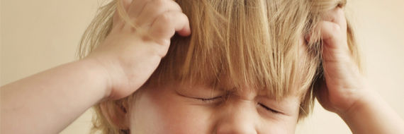 De typiske symptomer på lus er kløe i hovedbunden og skællignende pletter i håret